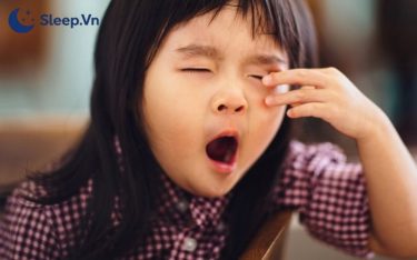 Trẻ em ngủ mấy giờ mỗi ngày là tốt nhất theo từng độ tuổi? 5 Một dấu hiệu cho thấy trẻ đang thiếu ngủ là trẻ thường xuyên ngáp, ngủ gật hoặc cảm thấy uể oải vào ban ngày