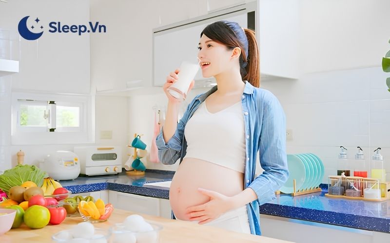 Ăn uống phù hợp để hạn chế ốm nghén ban đêm