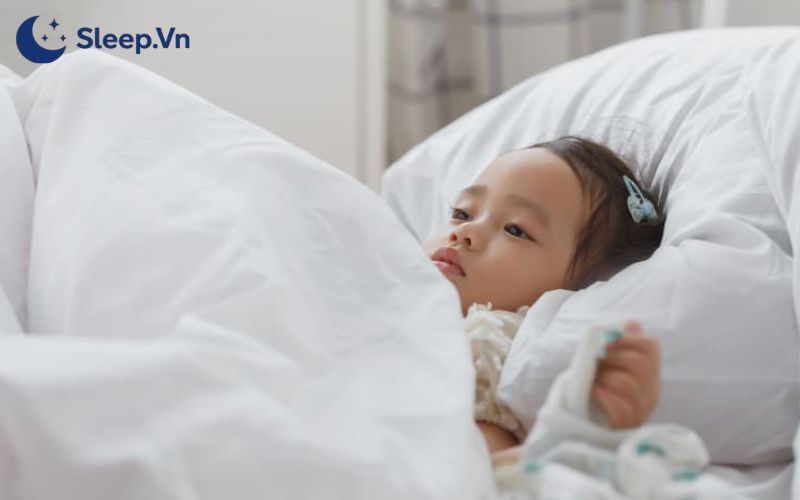 Bé chưa buồn ngủ khi được đưa lên giường