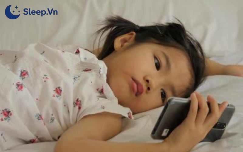 Hạn chế cho bé xem điện thoại hoặc ti vi trước khi đi ngủ