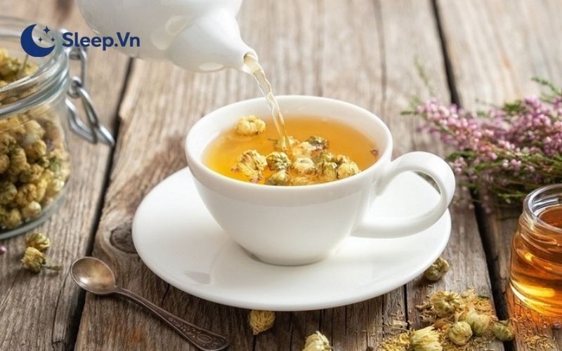 Sử dụng trà thảo mộc chữa mất ngủ