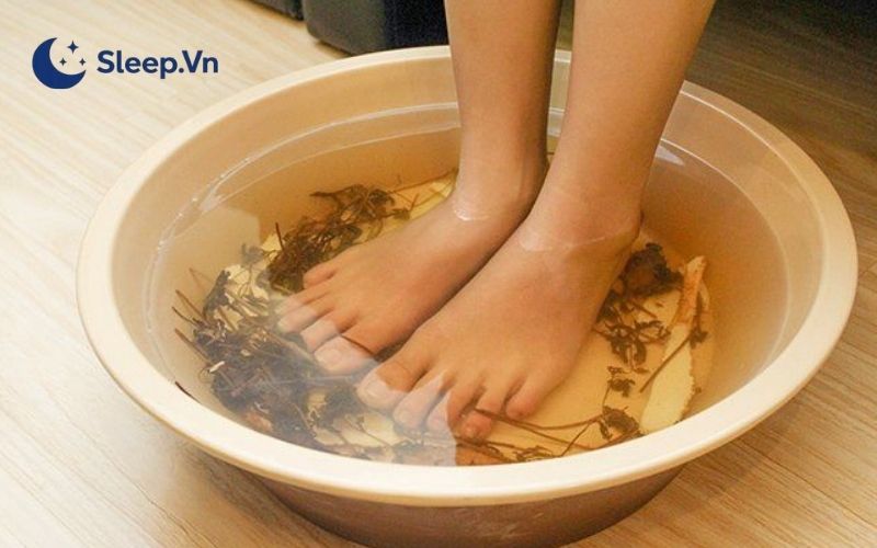 Ngâm chân bằng nước ấm trước khi đi ngủ