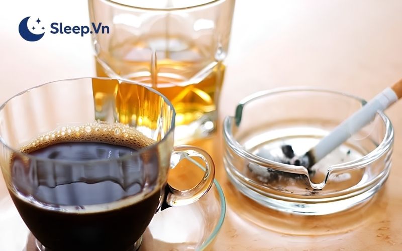 Caffeine trong cà phê, trà đặc hoặc nước tăng lực gây cản trở quá trình đi vào giấc ngủ nếu dùng vào buổi chiều tối