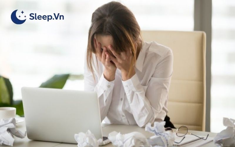 Căng thẳng kéo dài, lo âu hoặc các vấn đề tâm lý chưa được giải tỏa là nhóm nguyên nhân có ảnh hưởng sâu sắc đến giấc ngủ