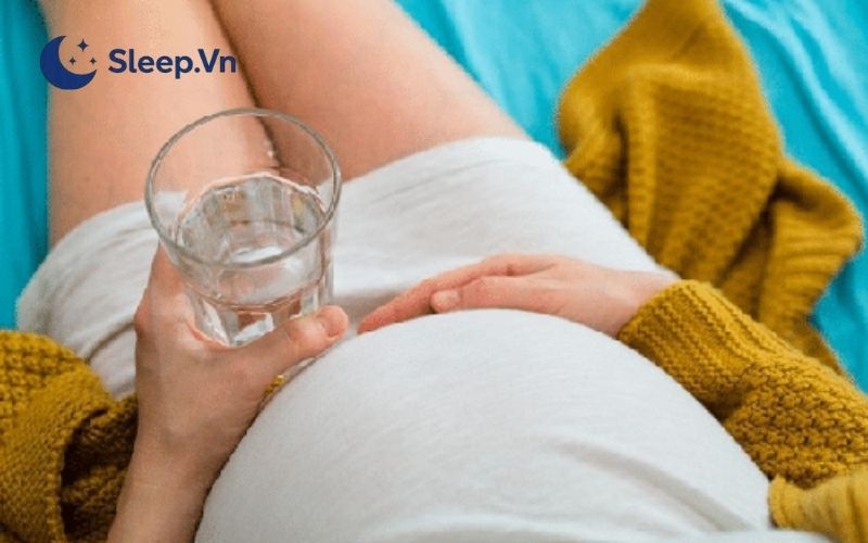 Mẹ bầu nên chuyển sang các loại đồ uống nhẹ nhàng hơn như nước lọc