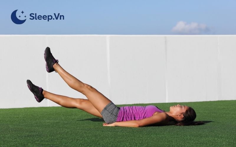 4 tư thế nằm ngủ giúp chân thon gọn và lưu ý cần biết 7 Động tác cắt kéo (Scissor kicks)