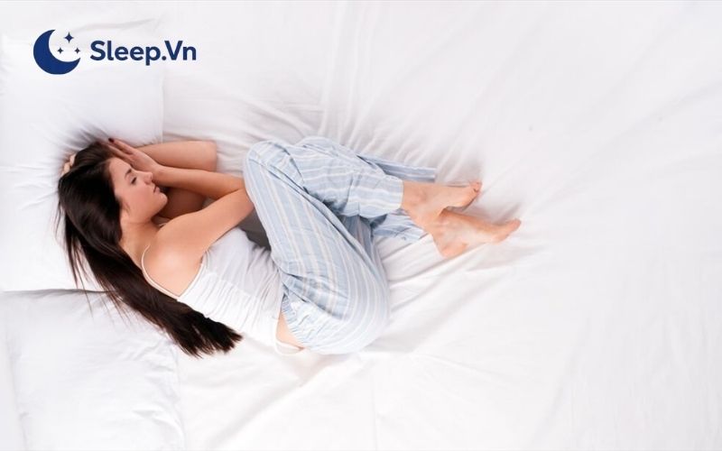 4 tư thế nằm ngủ giúp chân thon gọn và lưu ý cần biết 6 Nằm nghiêng, co gối về phía trước