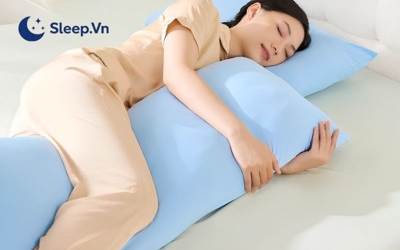 4 tư thế nằm ngủ giúp chân thon gọn và lưu ý cần biết 5 Nằm nghiêng, kẹp gối giữa hai chân