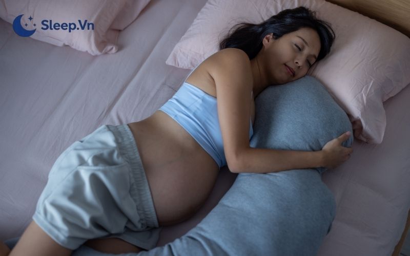 Tư thế ngủ khi cổ tử cung ngắn: Mẹ bầu nên nằm thế nào? 2 Nằm nghiêng là tư thế được ưu tiên khi cổ tử cung ngắn