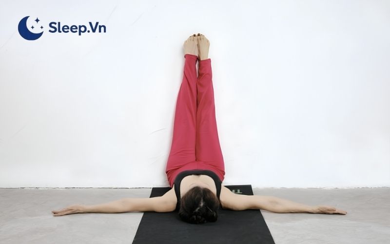 4 tư thế nằm ngủ giúp chân thon gọn và lưu ý cần biết 4 Nằm ngửa, gác chân lên tường hoặc gối
