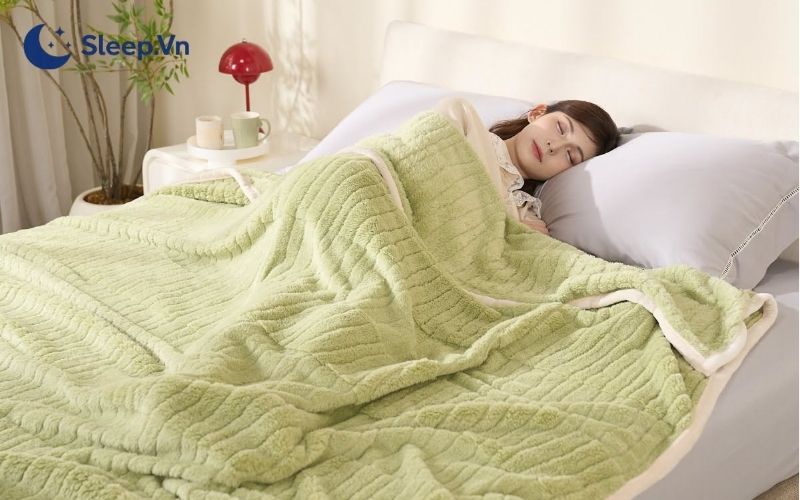 Ngủ sai tư thế bị đau cổ vai gáy: Nguyên nhân và cách xử lý 4 Ngủ nghiêng là tư thế ngủ cho người thoái hoá đốt sống cổ