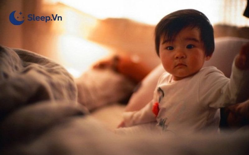 Giấc ngủ trẻ 2 tuổi không sâu, hay thức giấc phải làm sao? 2 Giấc ngủ trẻ 2 tuổi không sâu do bị đói