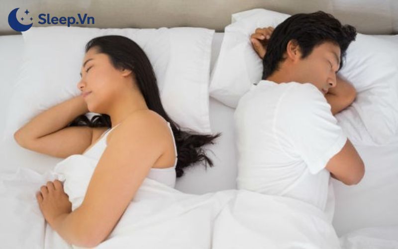 Tư thế ngủ nói lên điều gì? Giải mã thói quen và tính cách 3 Vợ chồng ngủ quay lưng vào nhau nói lên điều gì?