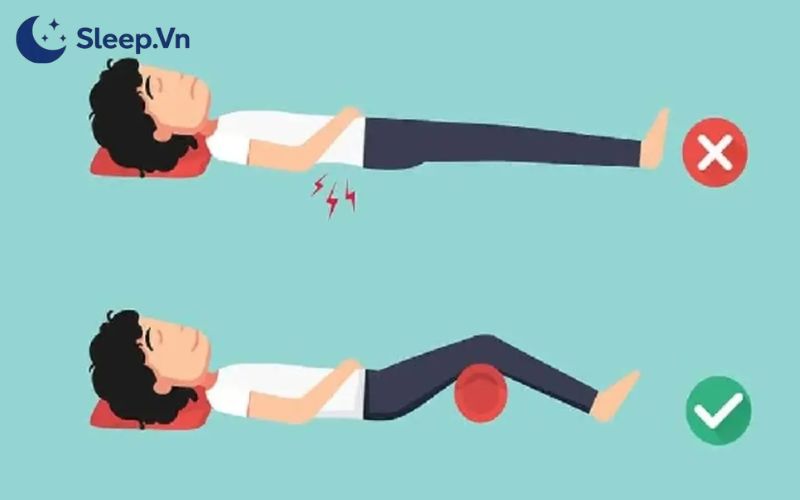 Tư thế ngủ nói lên điều gì? Giải mã thói quen và tính cách 5 Người ngủ ngửa nên kê chiếc gối nhỏ dưới đầu gối để giảm áp lực lên lưng