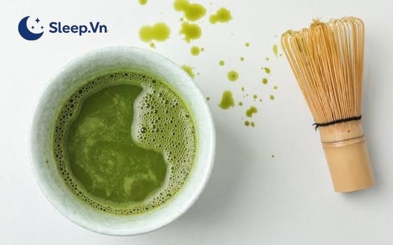Uống matcha có mất ngủ không? Hướng dẫn cách uống an toàn 6 Pha matcha với tỷ lệ bột quá nhiều so với nước sẽ làm tăng nồng độ caffeine trong mỗi ngụm uống