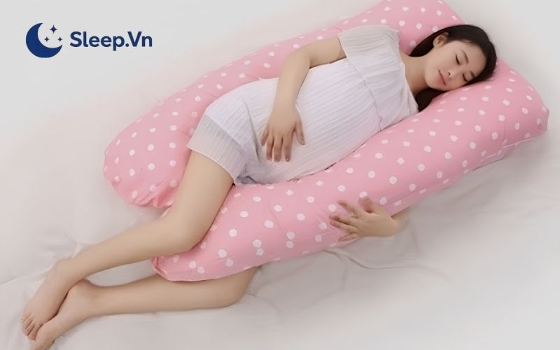Mẹ bầu có thể dùng thêm gối ôm hoặc gối chữ U để hỗ trợ tư thế nằm nghiêng thoải mái