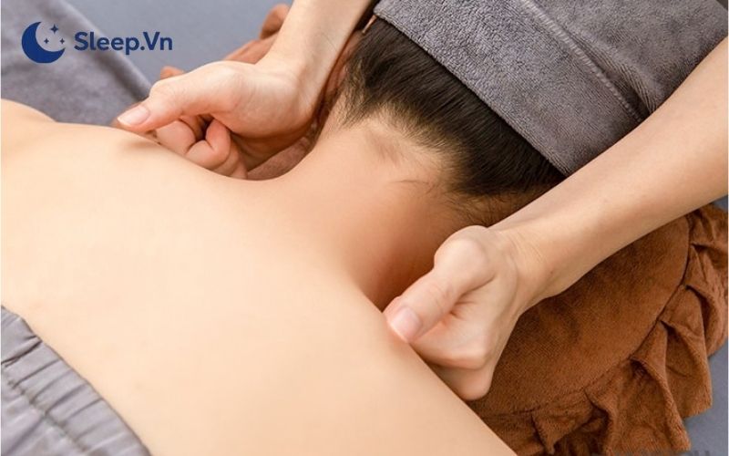 Ngủ sai tư thế bị đau cổ vai gáy: Nguyên nhân và cách xử lý 5 Xoa bóp là cách hết đau cổ do ngủ sai tư thế